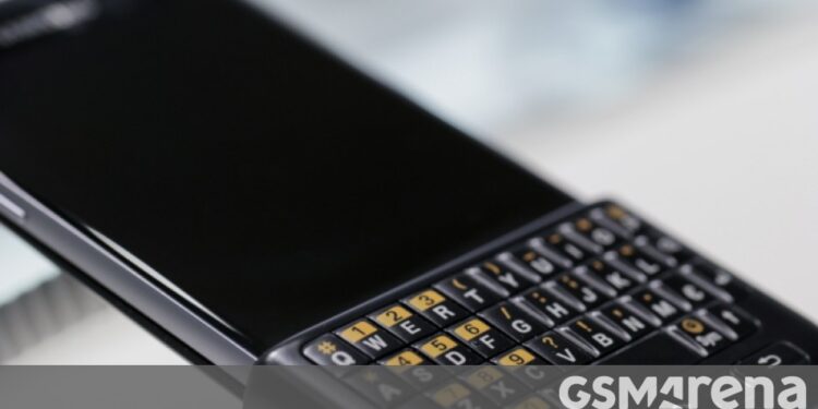 Flashback: Samsung tried to resurrect the {hardware} QWERTY with this case Flashback: Samsung tried to resurrect the {hardware} QWERTY with this case